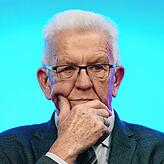 Baden-Württembergs Ministerpräsident Winfried Kretschmann interpretiert die Pisa-Ergebnisse auf seine Art: Er sieht die Ursachen in der ...