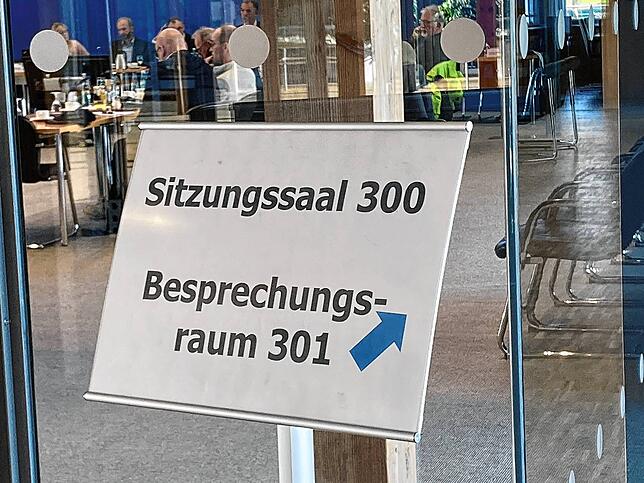 Im Sitzungssaal mit der Nummer 300 tagt der Ausschuss für Verwaltung, Wirtschaft und Gesundheit des Kreistags Schwarzwald-Baar.