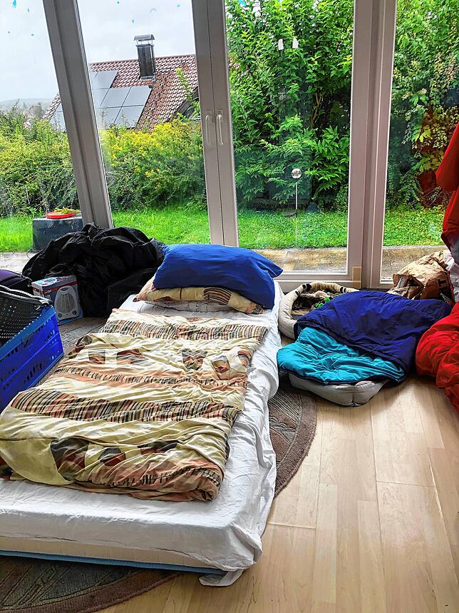 Seit sie ihr Bett verschenkt hat, schläft Birgit Reuner auf einer Matratze im Wintergarten.