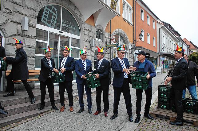 Sie bildeten eine lange Kette, um die Palette schnell abzuladen: Michael Nadig, Markus Vollmer, Matthias Stolp, Jürgen Koterzyna, Helmut ...