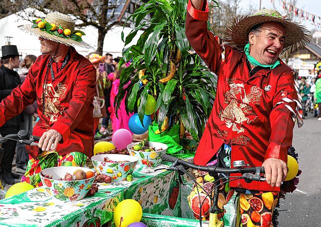 Wie immer gut gelaunt: Leo Glaser von den Bützigräblern aus Iznang mit ihrem Motto Tutti Frutti. Höri Umzug 2025.