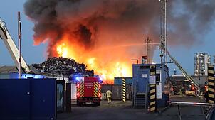 Drei Löschzüge sind auf dem Schrottplatz im Einsatz.