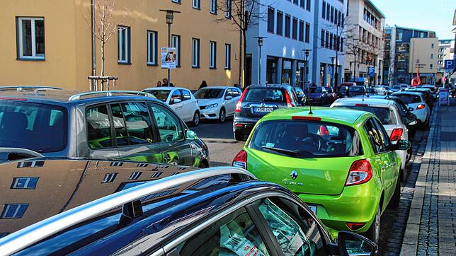 Viel Verkehr in der Charlottenstraße: Zeitweise ist es schwer, hier einen Parkplatz zu finden.