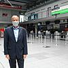 Der Flughafen Friedrichshafen ist in Zeiten der Corona-Krise fast menschenleer. Flughafen-Chef Claus-Dieter Wehr mit Mund-Nasen-Schutz, ...