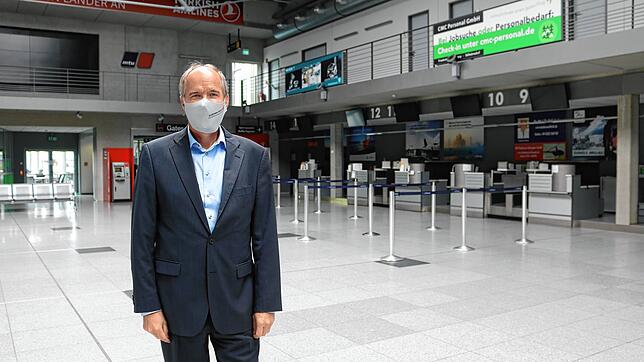 Der Flughafen Friedrichshafen ist in Zeiten der Corona-Krise fast menschenleer. Flughafen-Chef Claus-Dieter Wehr mit Mund-Nasen-Schutz, ...