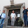 Landtagsabgeordneter Jürgen Keck (von links) informiert sich bei Bärbel Wagner und Christian Grams von der Diakonie über die Lage im ...
