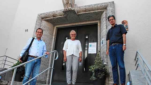 Landtagsabgeordneter Jürgen Keck (von links) informiert sich bei Bärbel Wagner und Christian Grams von der Diakonie über die Lage im ...