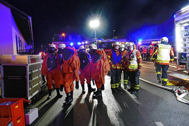 Einsatzkräfte in Chemikalien-Schutzanzügen (links) warten auf ihren Einsatz / Bild: Feuerwehr Stockach
