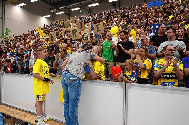 Bild 3: HSG Konstanz feiert den Aufstieg in die 2. Handball-Bundesliga. Bilder vom Spiel gegen Hildesheim