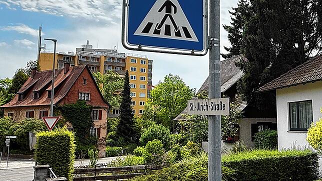 Wo links das eingewachsene Haus vor dem Wohnstift Augustinum zu sehen ist, stand im Mittelalter eine Sankt-Ulrich-Kapelle. In der Nähe ...