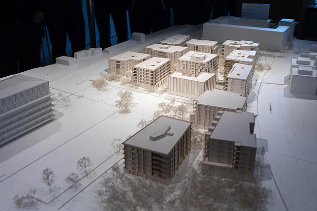 Bild 2: Auch eine Idee für Konstanz? Eine Planerin des Züricher Wohnbauprojekts Hunziker erklärt das Konzept