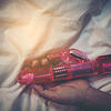 Eine Frau hält ihren Vibrator in der Hand: Eine Szene wie diese könnte es auch in Corinna T. Sievers&lsquo; Romanen geben.