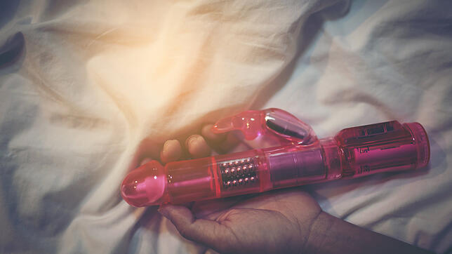 Eine Frau hält ihren Vibrator in der Hand: Eine Szene wie diese könnte es auch in Corinna T. Sievers&lsquo; Romanen geben.