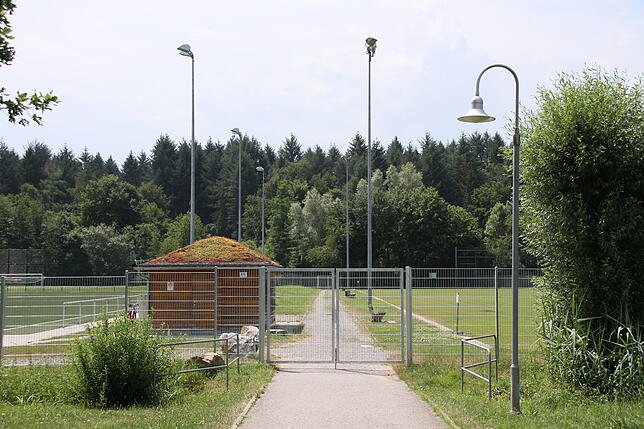 Weil immer wieder Hundehalter die Hinterlassenschaften ihrer Tiere nicht beseitigt hatten, wurde der Weg zwischen den Sportplätzen des ...