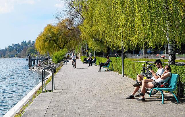 An den Ausweichstellen östlich des Mantelhafens beim Minigolfplatz konnten Besucher den See – unter Einhaltung der Regeln – ...