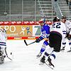 In dieser Szene scheitert Alexander Weiß (blaues Trikot) noch an Nürnbergs Torhüter Niklas Treutle (links). Doch im zweiten Drittel war ...