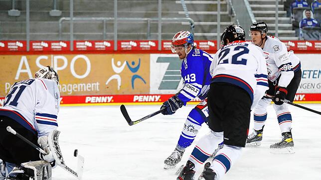 In dieser Szene scheitert Alexander Weiß (blaues Trikot) noch an Nürnbergs Torhüter Niklas Treutle (links). Doch im zweiten Drittel war ...