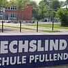 Gegen einen 45-Jährigen hat die Schulleitung der Sechslinden-Schule ein Hausverbot erteilt.