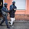 Polizisten führen am Mittwochmorgen im Rahmen einer bundesweiten Razzia gegen die &bdquo;Reichsbürger-Szene&ldquo; einen Mann aus einem ...