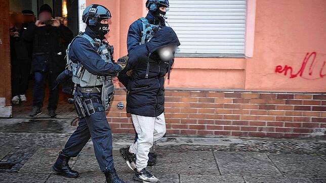 Polizisten führen am Mittwochmorgen im Rahmen einer bundesweiten Razzia gegen die &bdquo;Reichsbürger-Szene&ldquo; einen Mann aus einem ...
