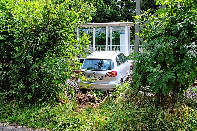 Durch das Gebüsch des Juniperuswegs landet das Auto auf den Gleisen.