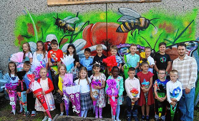 Homburgschule Neuhausen ob Eck: Unser Bild zeigt die Klasse 1b mit ihrem Klassenlehrer Filipp Baumann. 21 Schülerinnen und Schüler gehen ...