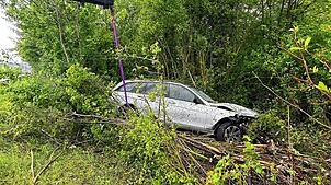 Am Auto entstand am Samstagmorgen, 26. April, Totalschaden, nachdem die Fahrerin von der Fahrbahn abgekommen und das Fahrzeug erst im ...