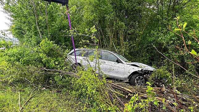 Am Auto entstand am Samstagmorgen, 26. April, Totalschaden, nachdem die Fahrerin von der Fahrbahn abgekommen und das Fahrzeug erst im ...
