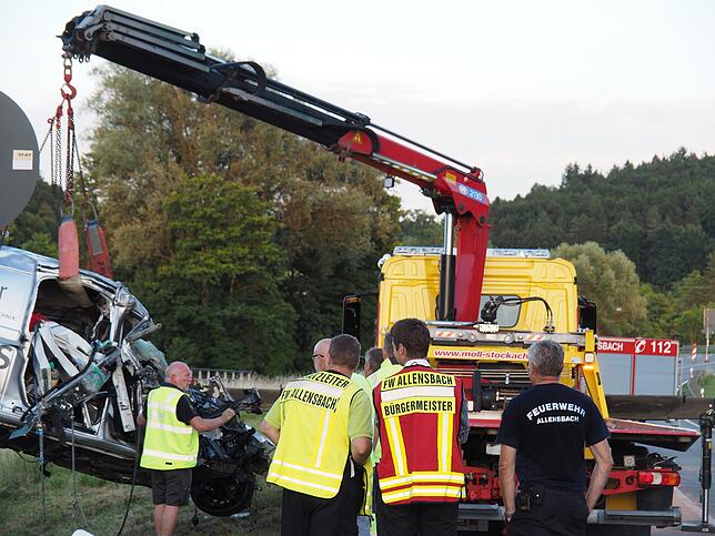 Schwerer Unfall auf der B33 im Jahr 2018. Die Einsatzkräfte besprechen die Lage, auch Bürgermeister Friedrich ist vor Ort.