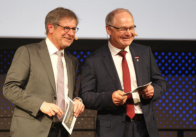 Zufrieden blicken die Gastgeber Thomas Conrady, Präsident der Industrie- und Handelskammer Hochrhein-Bodensee (links), und Werner ...
