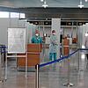 Ärzte und Pfleger erwarten die Rückkehrer am Stuttgarter Flughafen. Wenn sie aus Risikogebieten kommen, müssen sie sich einem ...