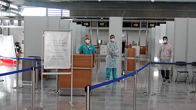Ärzte und Pfleger erwarten die Rückkehrer am Stuttgarter Flughafen. Wenn sie aus Risikogebieten kommen, müssen sie sich einem ...
