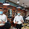 Ali Shikhi (links) und Yasin Abou Zeid haben an der Karlstraße einen Barber Shop eröffnet. Die beiden Syrer bringen damit ein Kulturgut ...