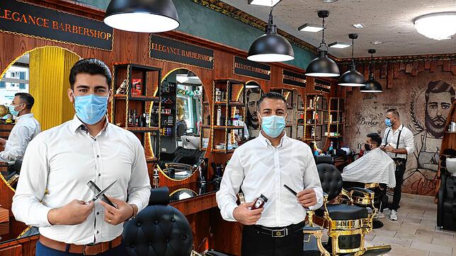 Ali Shikhi (links) und Yasin Abou Zeid haben an der Karlstraße einen Barber Shop eröffnet. Die beiden Syrer bringen damit ein Kulturgut ...