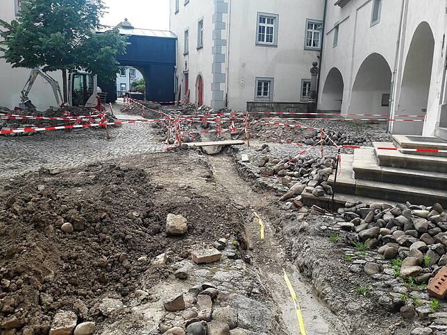 Der Innenhof des Tiengener Schlosses zeigt sich als Baustelle. Bei Grabungsarbeiten wurde hier ein Skelett entdeckt.