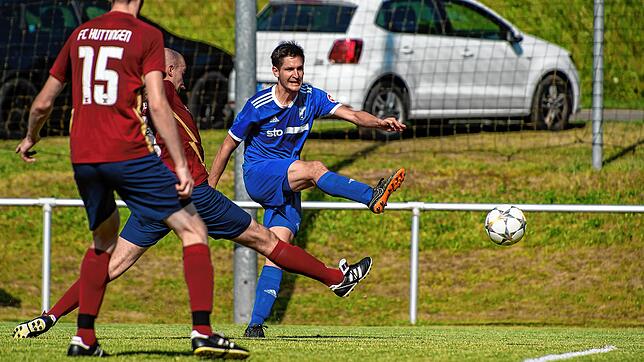Doppelpack: Christoph Baschnagel (rechts) war beim 3:0-Sieg des FC Weizen gegen den FC Huttingen mit zwei Treffern erfolgreich.
