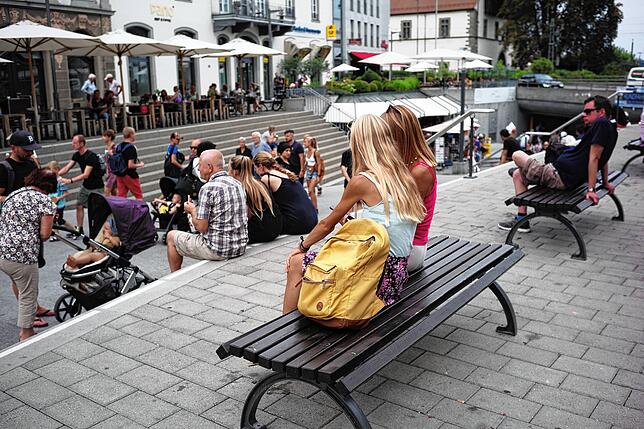 Untere Marktstätte, kostenfrei: Beim Umbau hat die Stadt hier sehr viele und schöne Sitzmöglichkeiten geschaffen. Sie werden rege ...