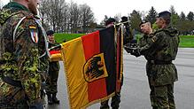 Die Fahnenbandverleihung durch Generalmajor Ruprecht von Butler (von links, ab der Fahnenspitze) mit dem Kommandeur des ...