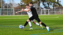 Benedikt Laufer (schwarzes Trikot) schießt mit drei Treffern seine SG Dauchingen/Weilersbach gegen Kirchen-Hausen allein zum Sieg.