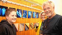 Der 13-jährige Julian Dunaiski zeigt bei der Ausstellung im Bohlinger Rathaus seine abstrakte Fotokunst. Hier ist er im Gespräch mit dem ...