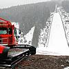 Das Präparieren der Schanze ist immer eine große Aufgabe. Hier hat der Pistenbully schon ganze Arbeit geleistet – damit die Skispringer ...