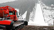 Das Präparieren der Schanze ist immer eine große Aufgabe. Hier hat der Pistenbully schon ganze Arbeit geleistet – damit die Skispringer ...