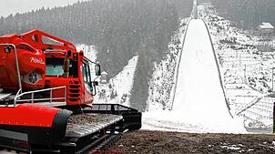 Das Präparieren der Schanze ist immer eine große Aufgabe. Hier hat der Pistenbully schon ganze Arbeit geleistet – damit die Skispringer ...