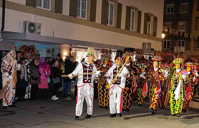 Farbenfroher Auftritt: Die Narrenzunft Schömberg ist beim Brauchtumsabend am Samstag mit ihren bunten Häs ein Hingucker ohnegleichen. ...