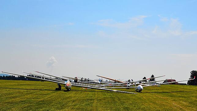 Startaufstellung vor dem zweiten Wertungsflug. Das Wetter spielte nicht an allen Tagen beim Hotzenwaldwettbewerb für Segelflieger mit. ...