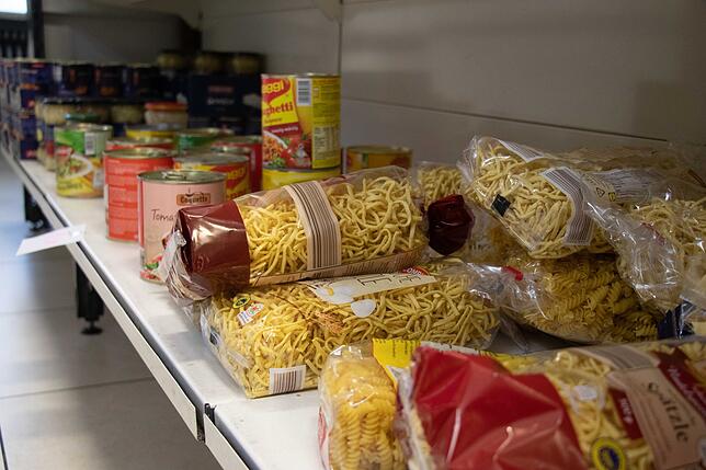 Besonders länger haltbare Lebensmittel wie Pasta oder Konserven sind gefragt, da sie normalerweise nicht von Lebensmittelgeschäften ...
