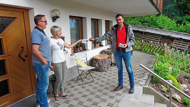 Bürgermeisterkandidat Christian Dröse (rechts) übergibt am Montag bei einem Haustür-Gespräch in Hogschür Wahlprospekte an Bodo und Hanka ...