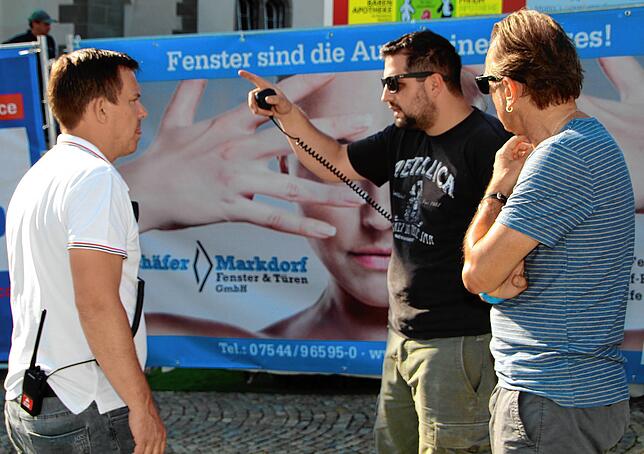 Jens Neumann und Dieter Bös (rechts) besprechen mit Technikchef Florian Hank (Mitte) vor dem Namika-Konzert im Juli 2019 noch letzte ...