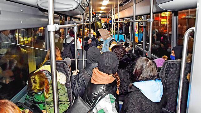 Wo bleibt der Sicherheitsabstand? In Donaueschingen ist am Morgen teilweise sehr viel los, das Gedränge groß, hier die Linie DS1 ...