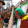 Da gibts was zu gucken: Ein Holzhauer und der Kappedeschle beobachten das Narrenbaumstellen auf dem Marktplatz.